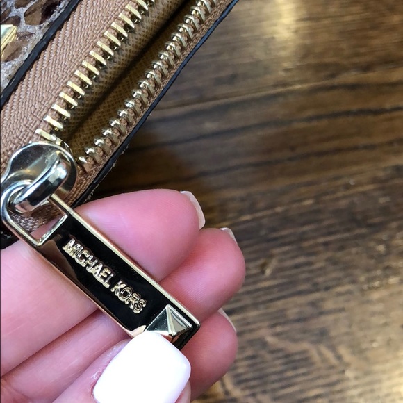 Authentic Michael Kors Wristlet wallet Card holder - Picture 5 of 6